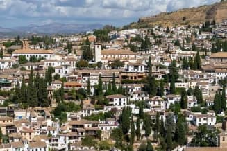 Plano aéreo de uno de los mejores pueblos cerca de Granada para vivir