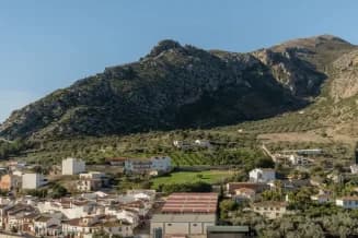 Plano aéreo de uno de los mejores pueblos cerca de Málaga para vivir