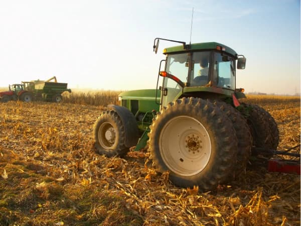 maquinaria en plena actividad con seguro tractor