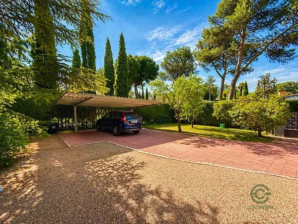 Casa de 0,25 ha en venta en Madrid