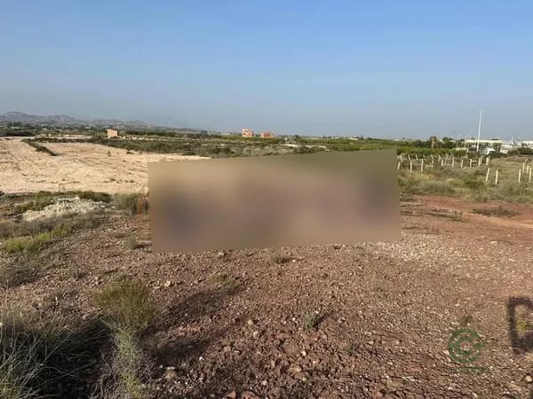 Finca agrícola de 1,1 ha en venta en Alicante