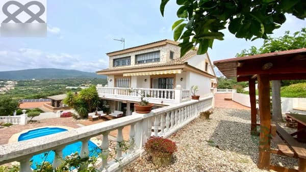 Casa de 0,0751 ha per a venda a Barcelona