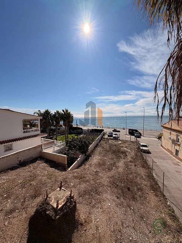 Terreno urbano de 0,0548 ha en venta en Benajarafe, Málaga