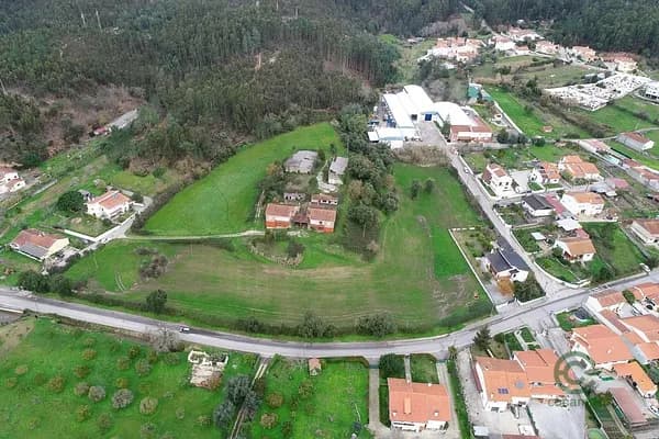 Terra urbana de 2,5 ha para venda em Coimbra