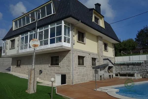 Casa de 0,13 ha en venta en Poio, Pontevedra