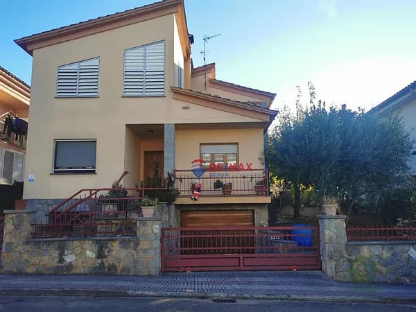 Casa de 0,0442 ha en venta en Girona, Girona