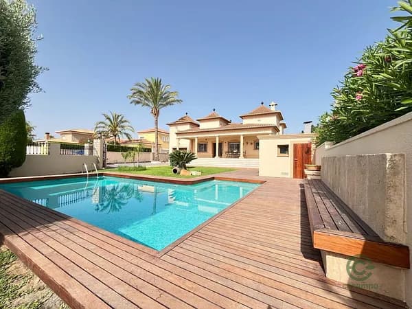Casa de 0,0832 ha en venta en Beniarbeig, Alicante