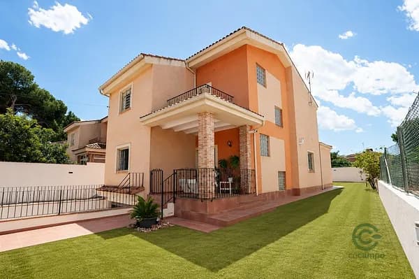 Casa de 0,06 ha en venta en L'eliana, Valencia