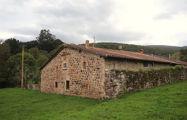 Finca ganadera de 0,04 ha en venta en Cantabria