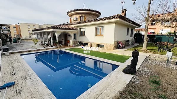 Casa de 0,0924 ha en venta en Girona, Girona