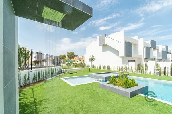 Casa de 0,0082 ha en venta en Torrevieja, Alicante
