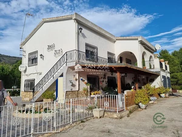 Casa de 0,724 ha en venta en Petrer, Alicante