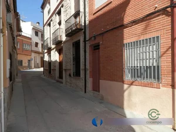 Casa de 0,0135 ha en venta en Caudete, Albacete