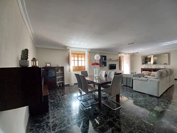 Casa de 0,046 ha en venta en Loja, Granada