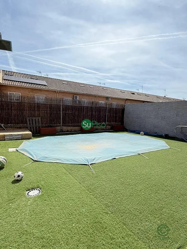 Casa de 0,0221 ha en venta en Yeles, Toledo