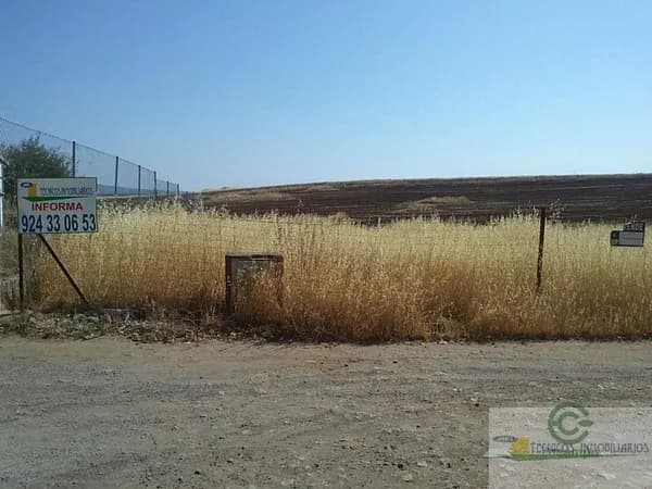 Terreno urbano de 0,11 ha en venta en Mérida, Badajoz