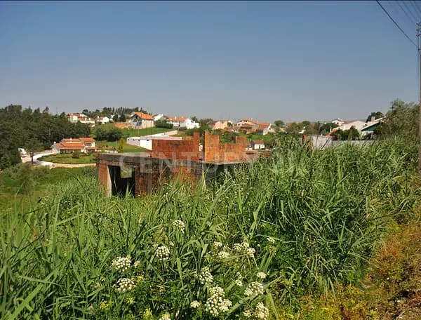 Fazenda agrícola de 1,2 ha para venda em Leiria