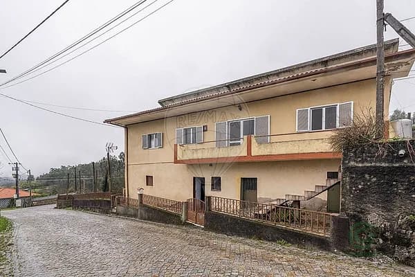 Casa de 0,0684 ha en venta en Bragança