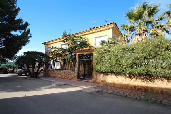 Finca agrícola de 8 ha en venta en Alicante