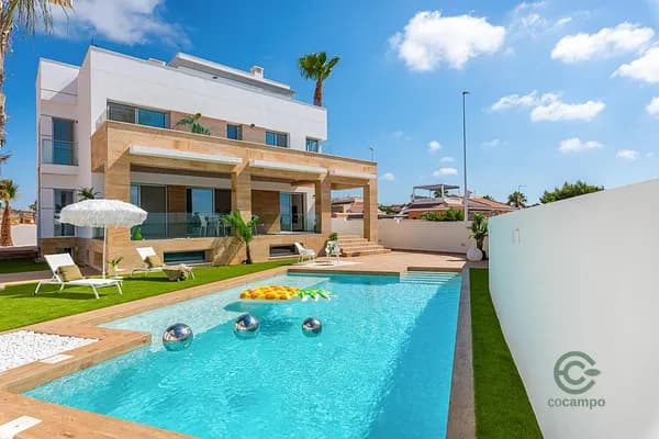 Casa de 0,0381 ha en venta en Alicante