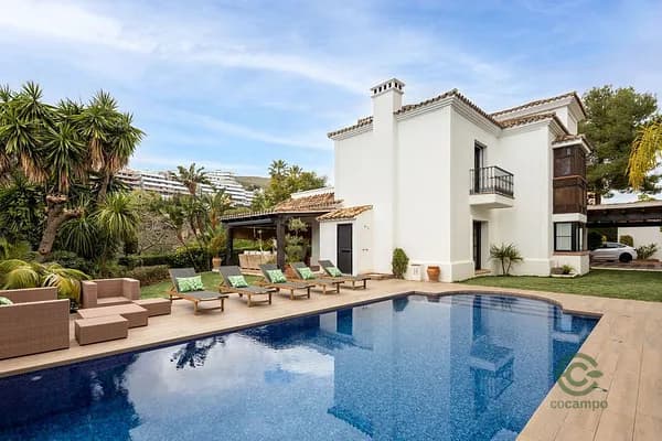 Casa de 0,1035 ha en venta en Benahavis, Malaga