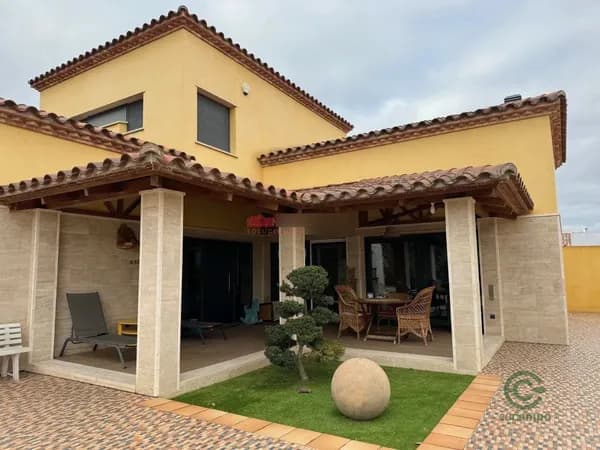 Casa de 0,0805 ha en venta en Barcelona