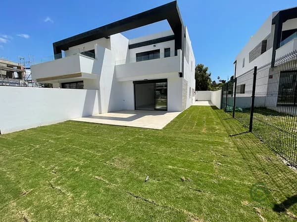 Casa de 0,03 ha en venta en Estepona, Malaga