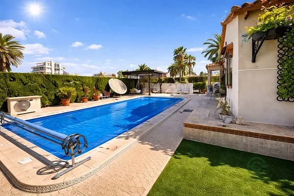 Finca rústica de 0,08 ha en venta en Cabo roig, Alicante