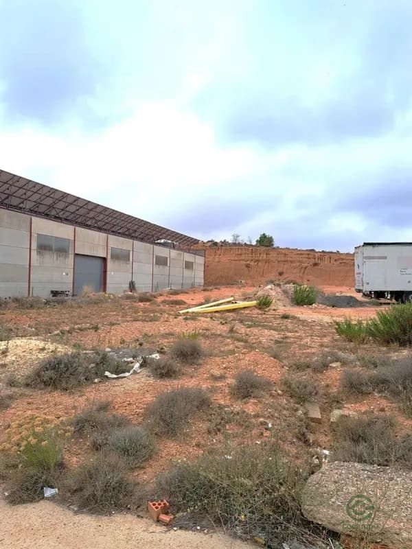 Nave industrial de 0,1955 ha en venta en Requena, Valencia