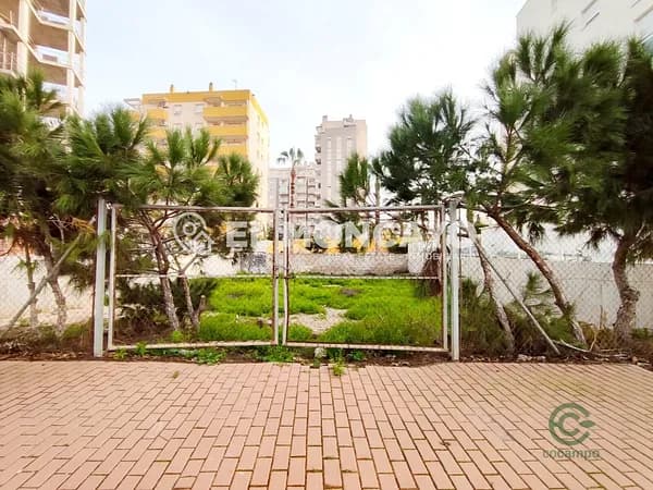 Terreno urbano de 0,0661 ha en venta en Guardamar del segura, Alicante