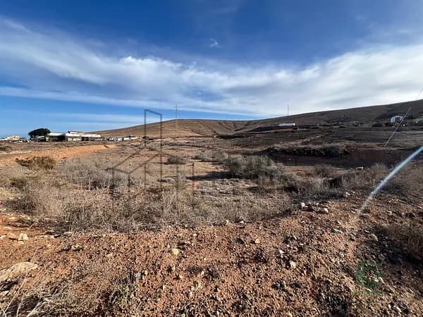 Finca agrícola de 0,9 ha en venta en Las palmas