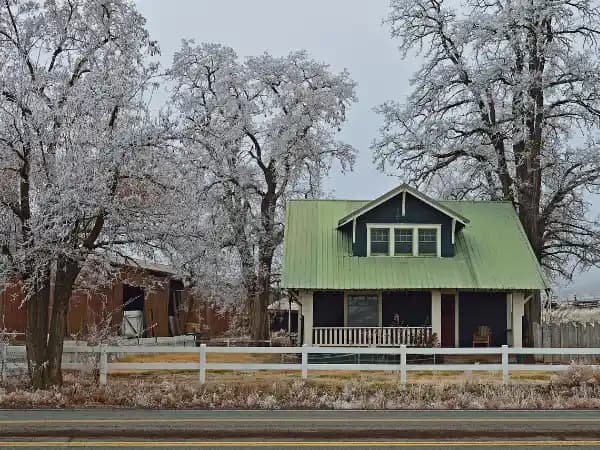 Prós e contras de mudar-se para uma aldeia com menos de 5.000 habitantes