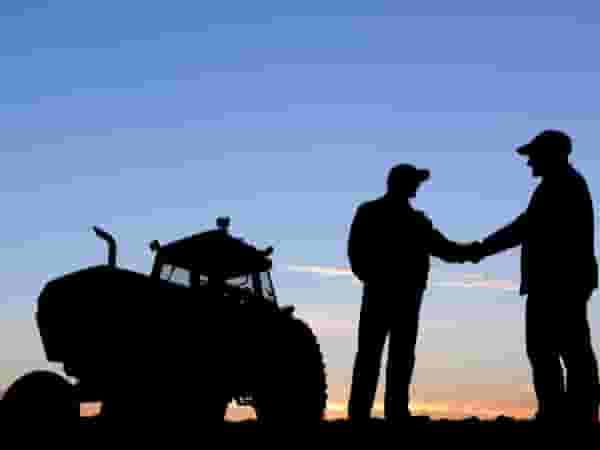 Imagen de agricultores y ganaderos, donde se podrían encontrar en el 20M Rural