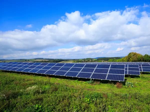Estas son las principales subvenciones para instalar placas solares en terrenos rústicos