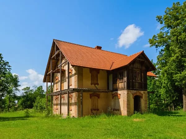 Casa en finca rústica rodeada de naturaleza y césped verde.