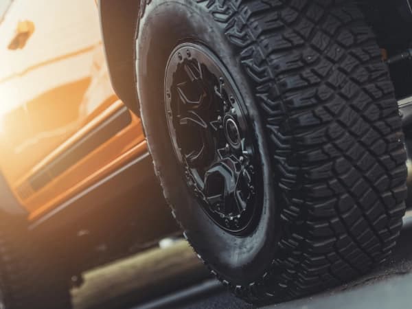 primer plano de los neumáticos 4x4