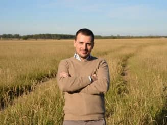 Regino Coca en un entorno rural, explicando la misión de Cocampo.