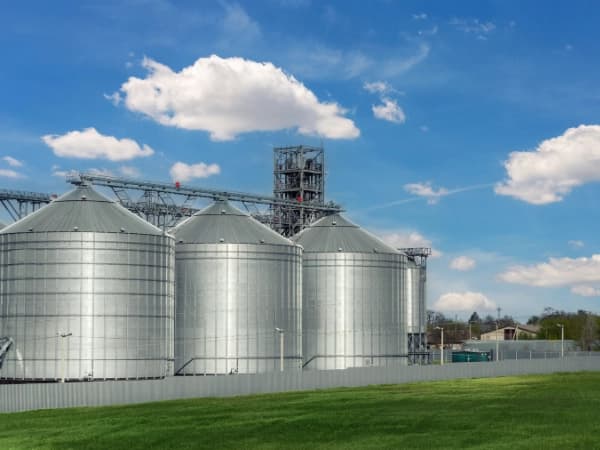 Seguro para instalaciones agrícolas en 2026: Protección de infraestructuras clave