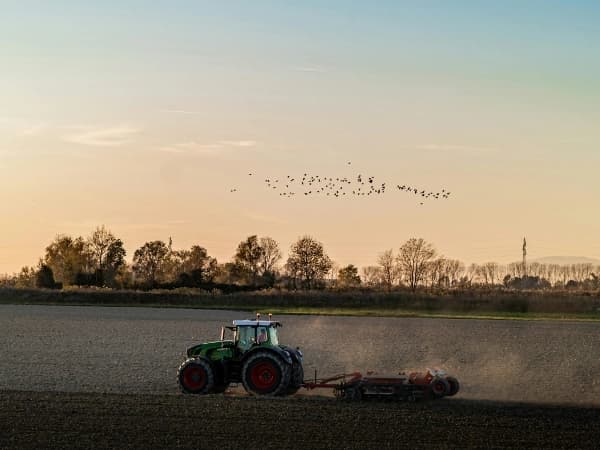 tractor trabajando tierras para aumentar los datos de hipotecas fincas rústicas marzo 2026