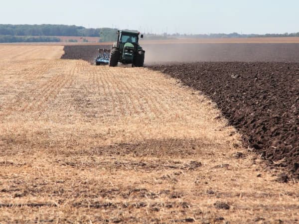 tractor trabajando la tierra que refleja los datos de hipotecas fincas rústicas abril 2026