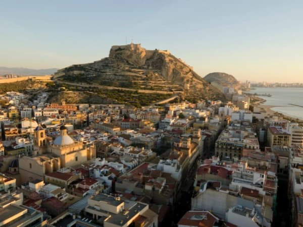 Imagen aérea de uno de los pueblos cerca de Alicante para vivir