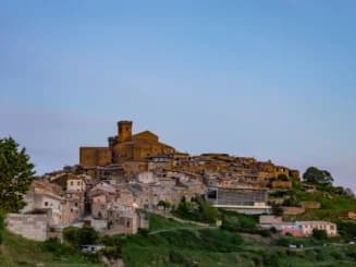 Imagen aérea de uno de los pueblos cerca de Pamplona para vivir