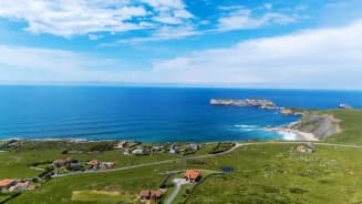 imagen aérea de uno de los pueblos cerca de santander para vivir