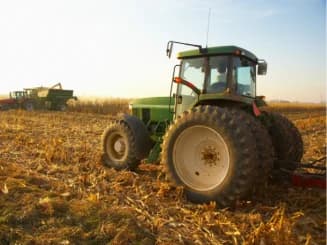 maquinaria en plena actividad con seguro tractor