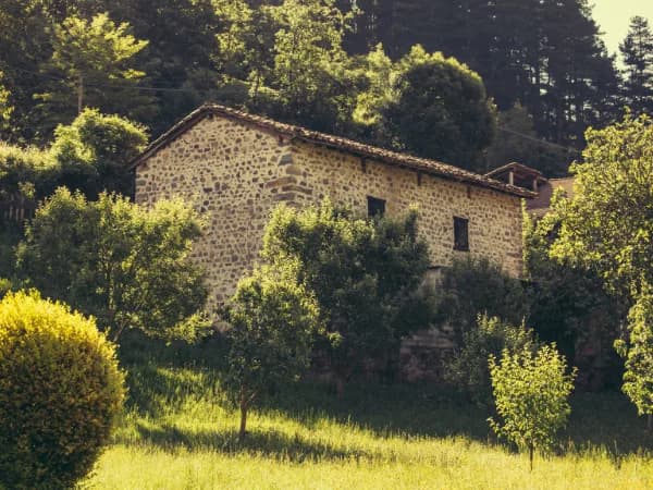 ladera con edificio que cumple todos los requisitos casa rural