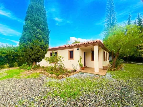 Finca rústica de 0,75 ha en venta en Estepona, Malaga