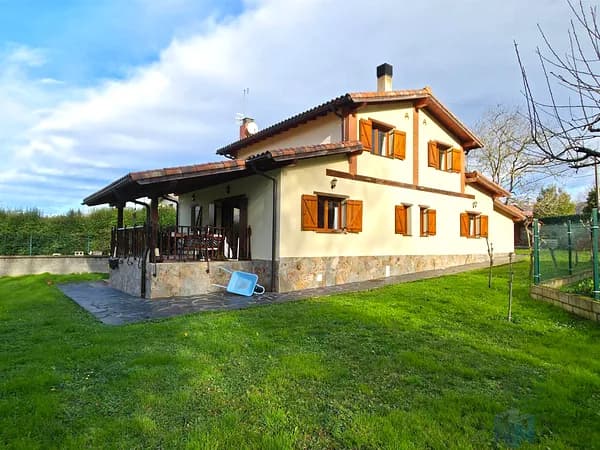 Casa de 0,09 ha en venta en Amurrio, Álava