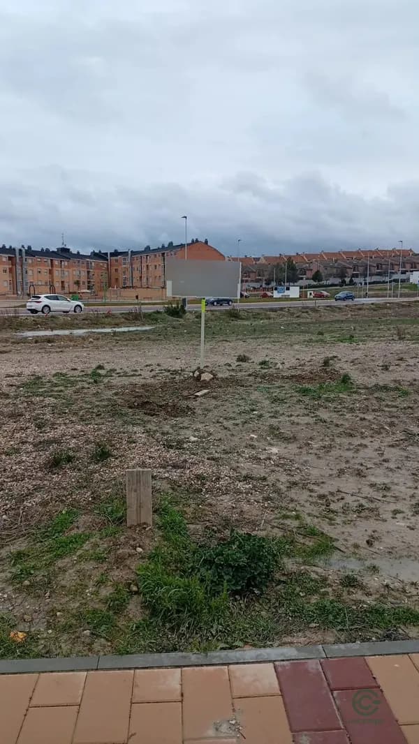 Terreno urbano de 0,0389 ha en venta en Zaratan, Valladolid