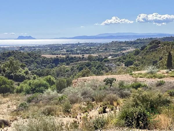 Terreno urbano de 0,2333 ha en venta en Estepona, Malaga