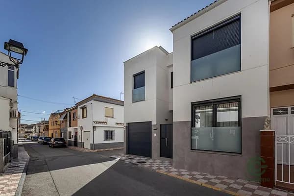 Casa de 0,0175 ha en venta en Albolote, Granada